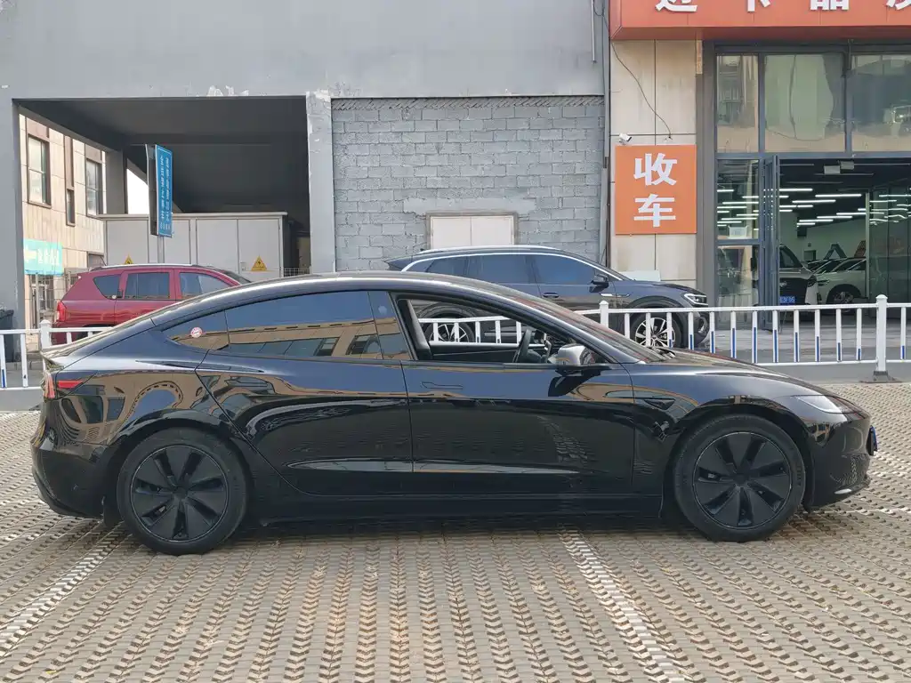 Tesla Model 3 — миниатюра 10