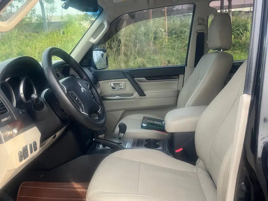 Mitsubishi Pajero (Import) — миниатюра 4