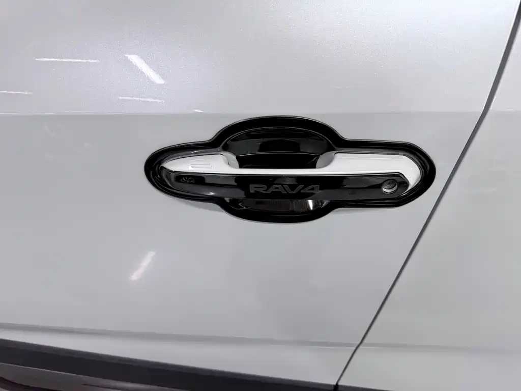 Toyota RAV4 — миниатюра 7