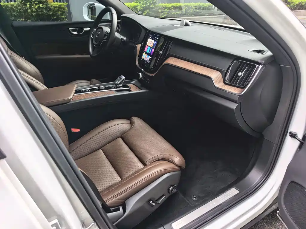 Volvo XC60 PHEV — миниатюра 7