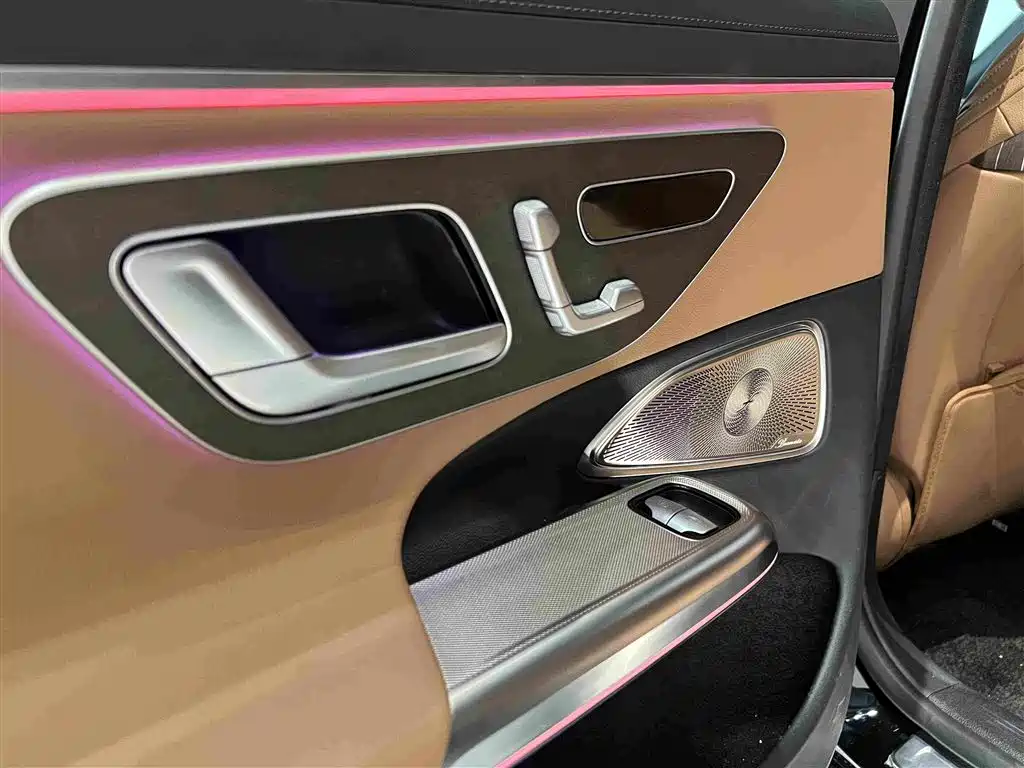 Mercedes-Benz E-Class — миниатюра 13