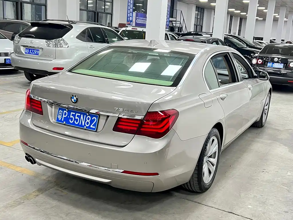 BMW 7 Series — миниатюра 6