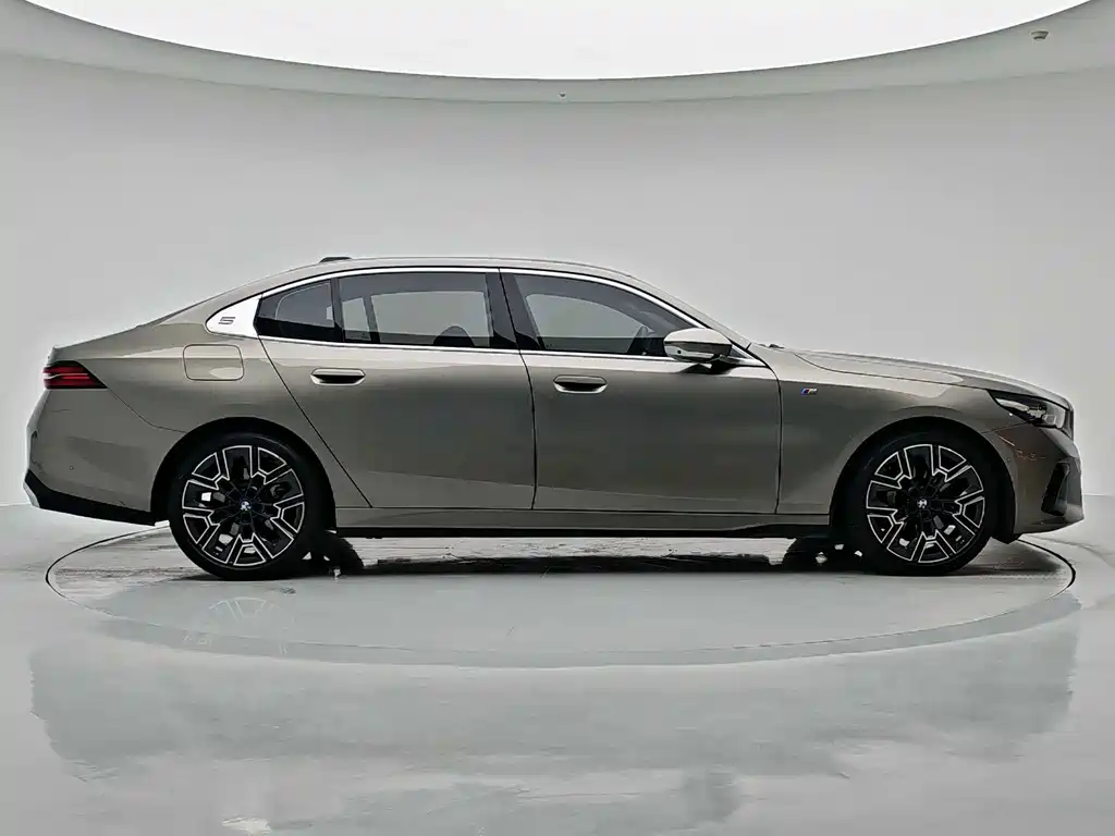 BMW 5 Series — миниатюра 7