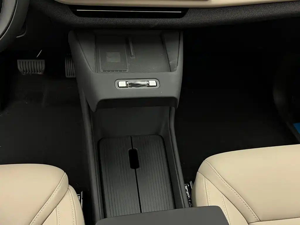 Volvo XC70 PHEV — миниатюра 10