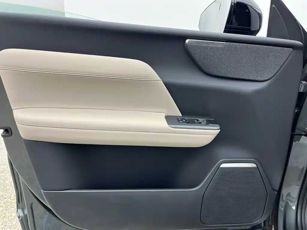 Volvo XC70 PHEV — миниатюра 15