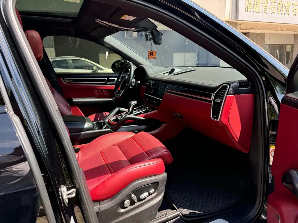 Porsche Cayenne — миниатюра 7