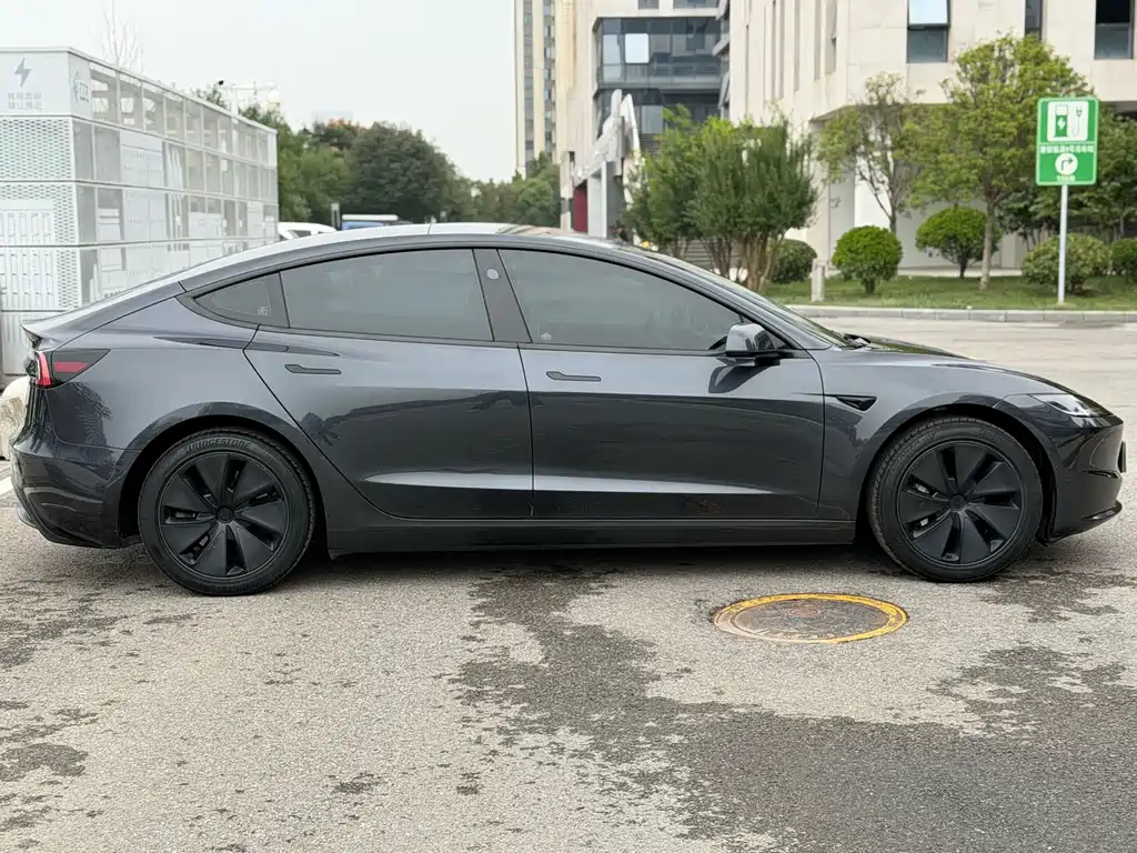 Tesla Model 3 — миниатюра 5