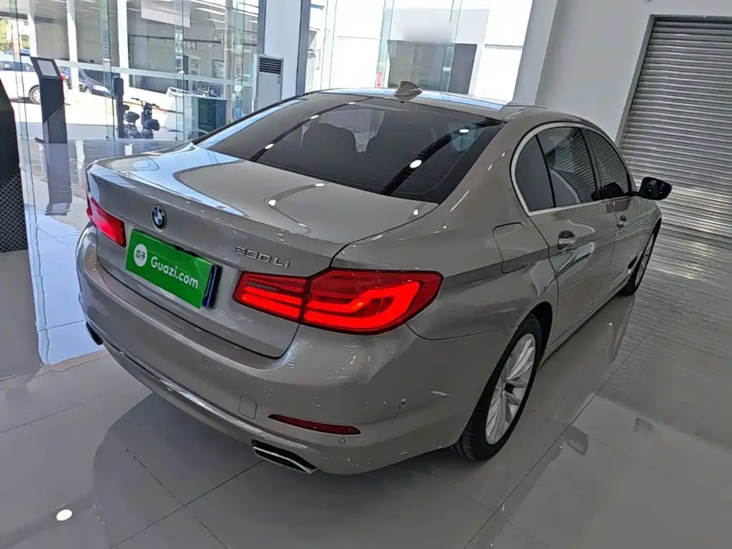 BMW 5 Series — миниатюра 7