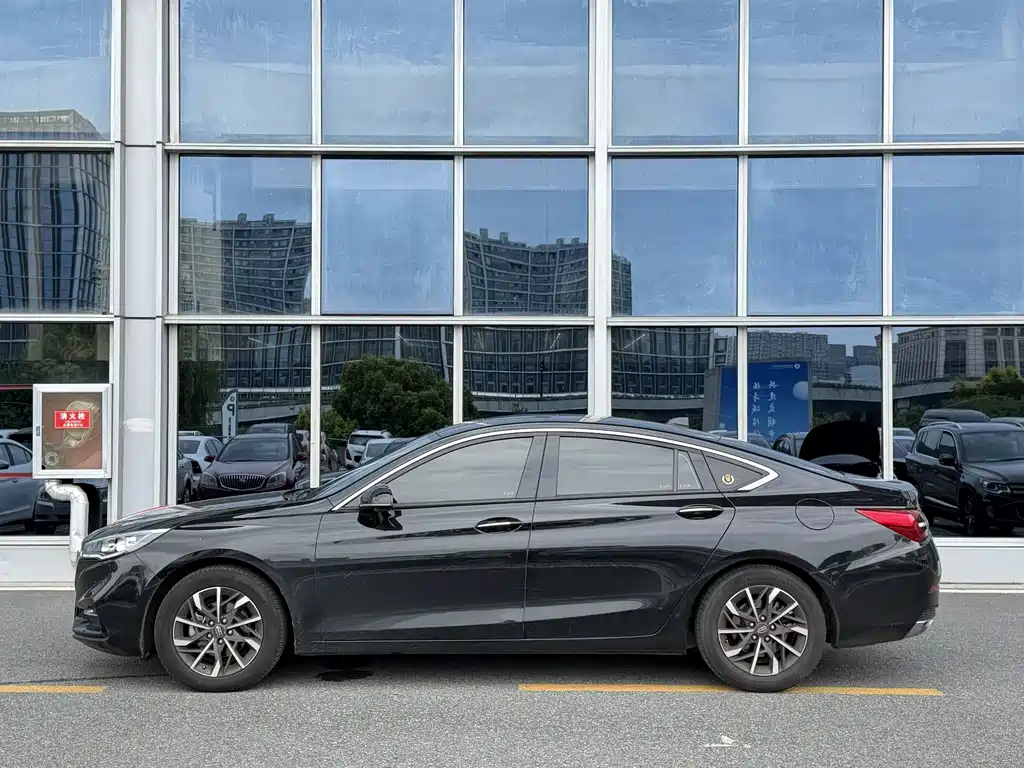 Hongqi Hongqi H5 — миниатюра 3