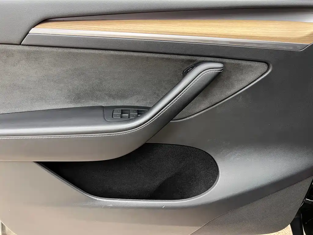 Tesla Model Y — миниатюра 13