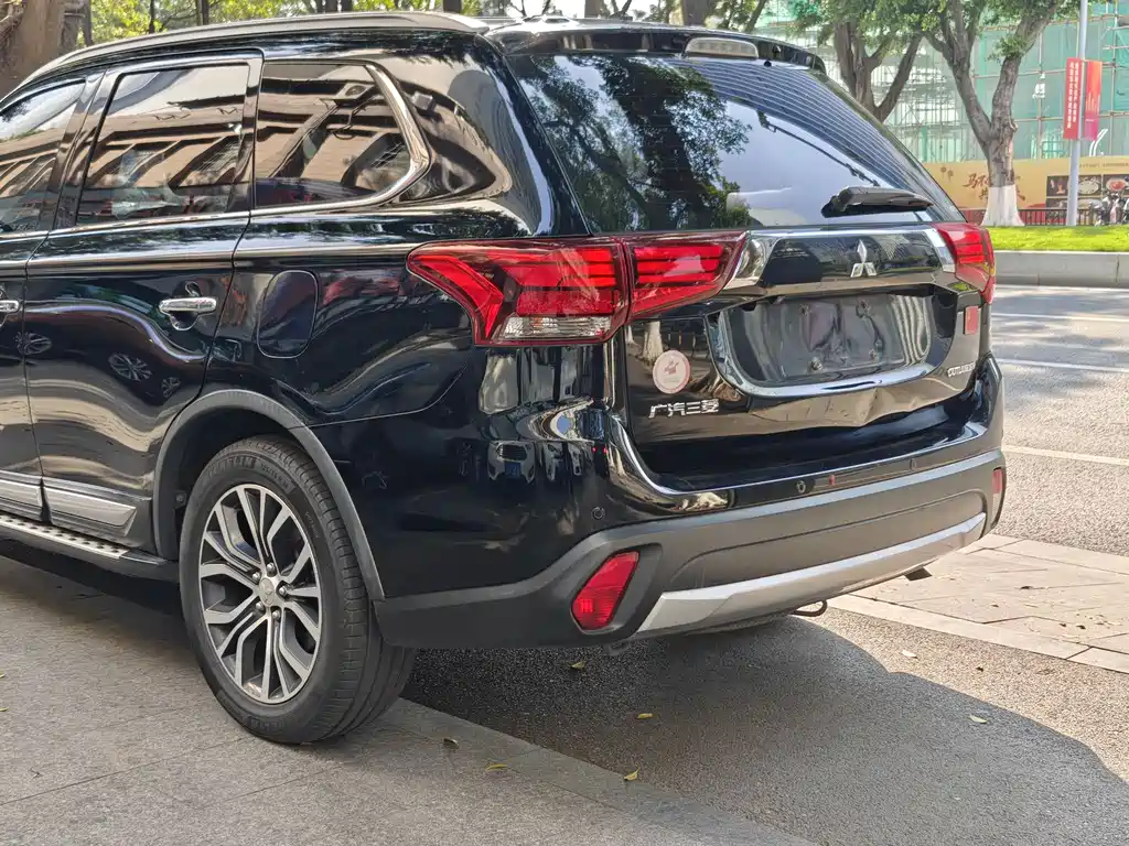 MITSUBISHI OUTLANDER