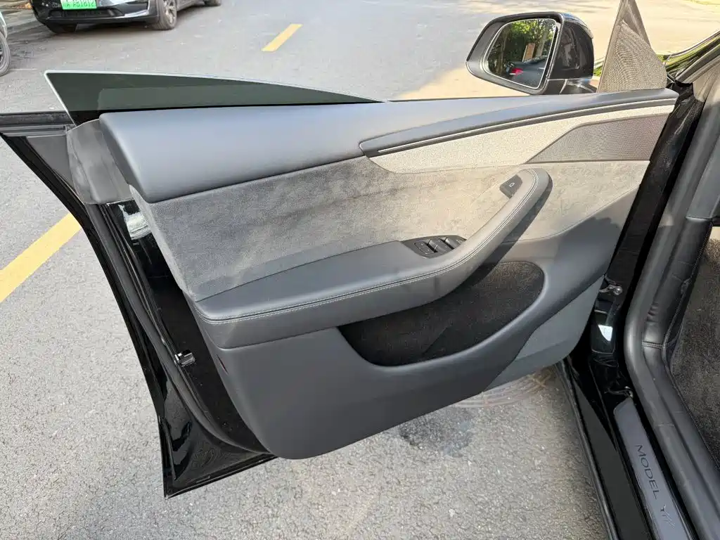 Tesla Model Y — миниатюра 6