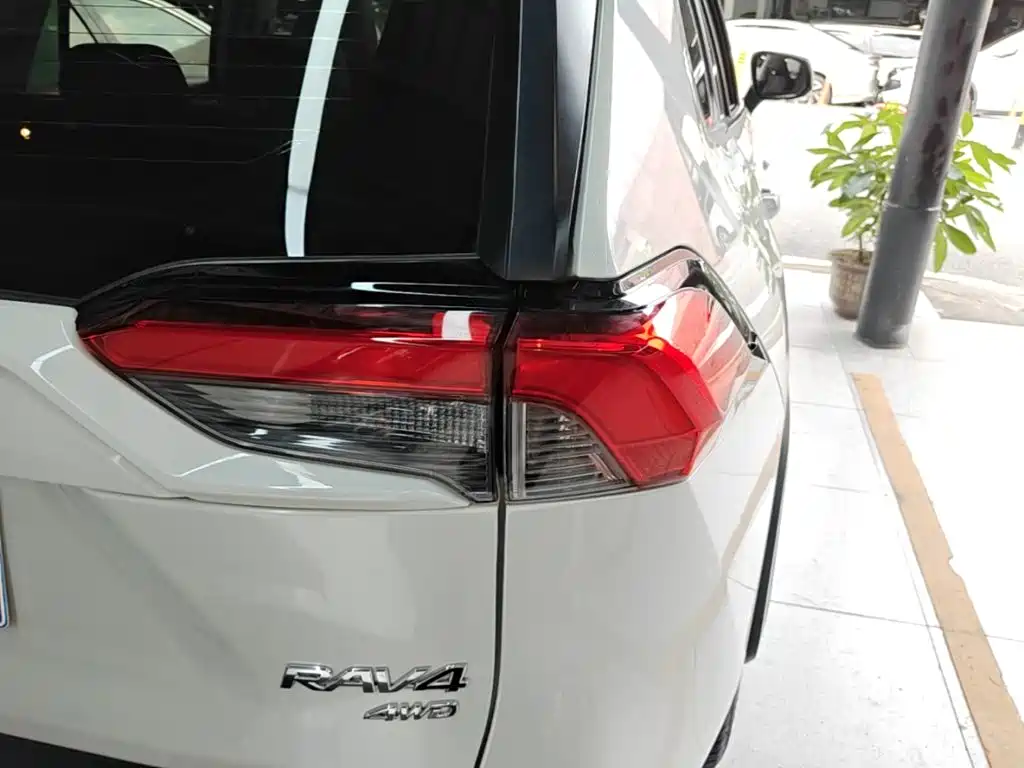 Toyota RAV4 — миниатюра 8