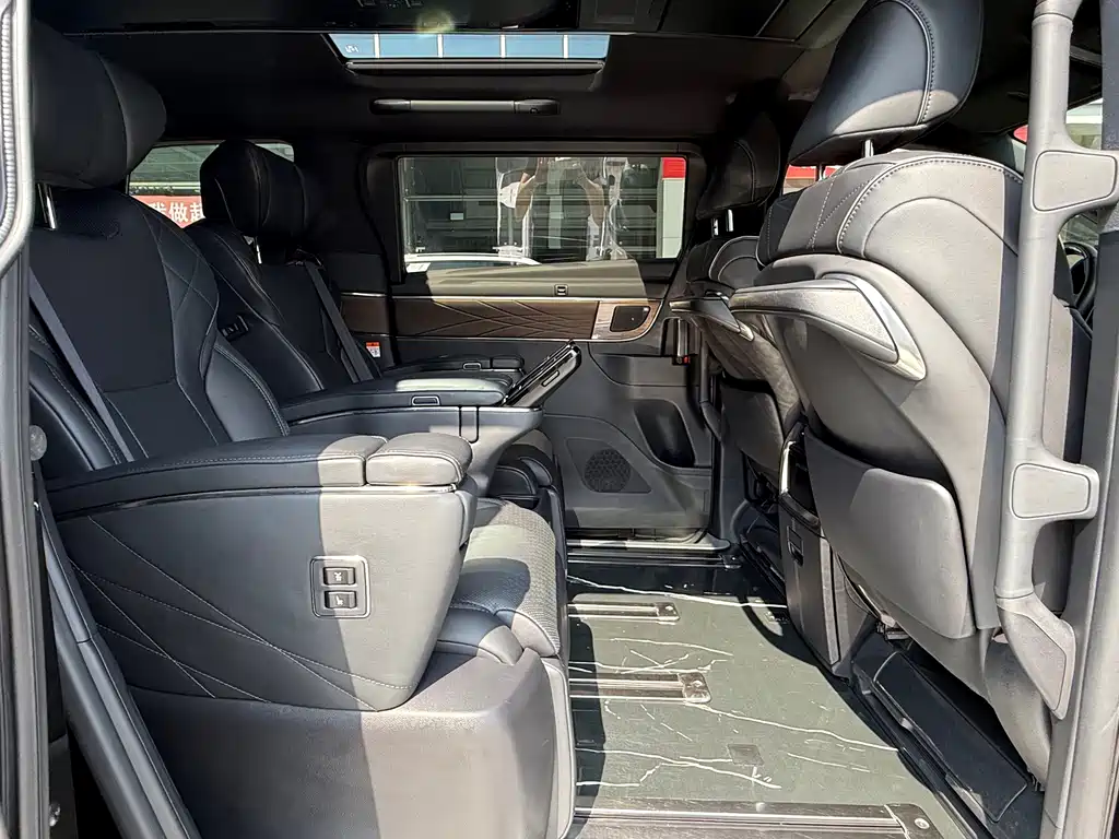 Toyota Alphard — миниатюра 16