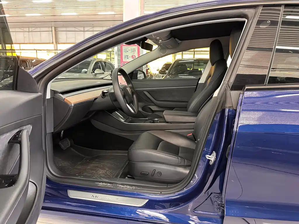 Tesla Model 3 — миниатюра 10