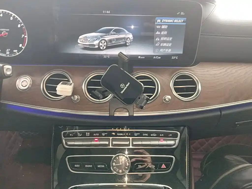 Mercedes-Benz E-Class — миниатюра 13
