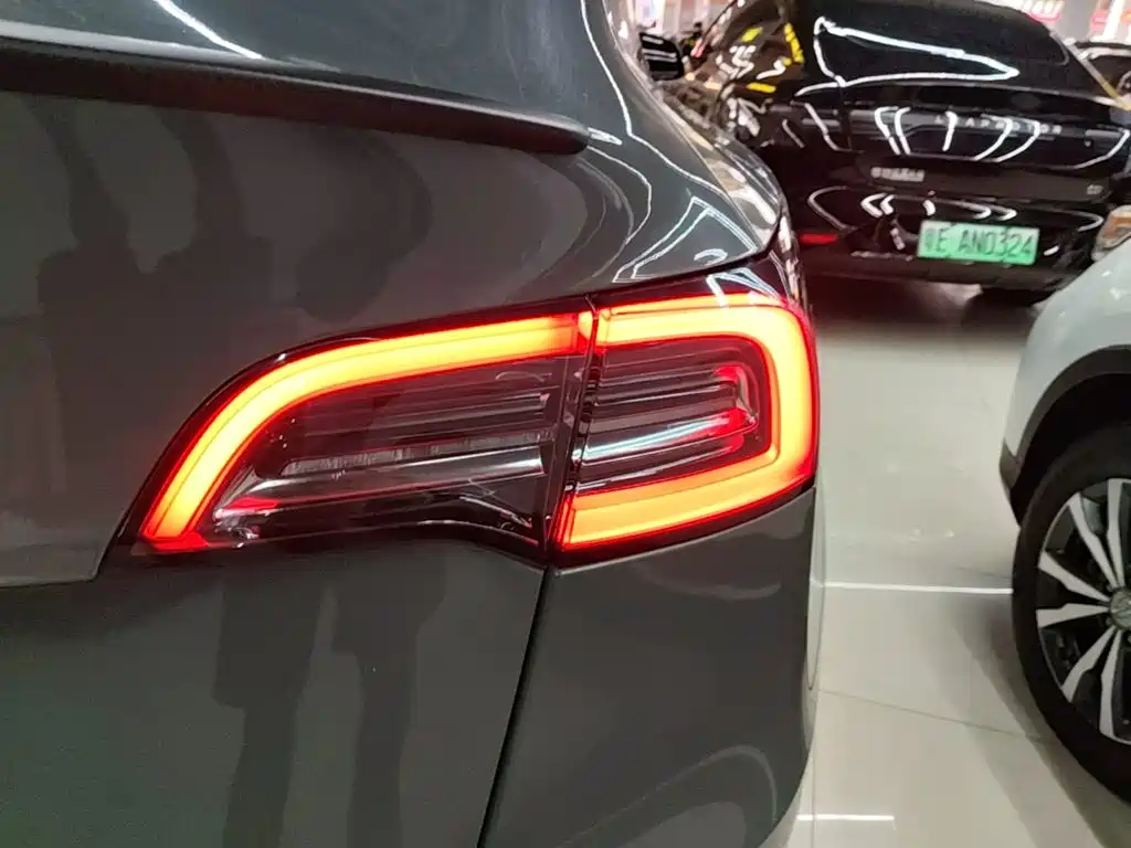 Tesla Model Y — миниатюра 8