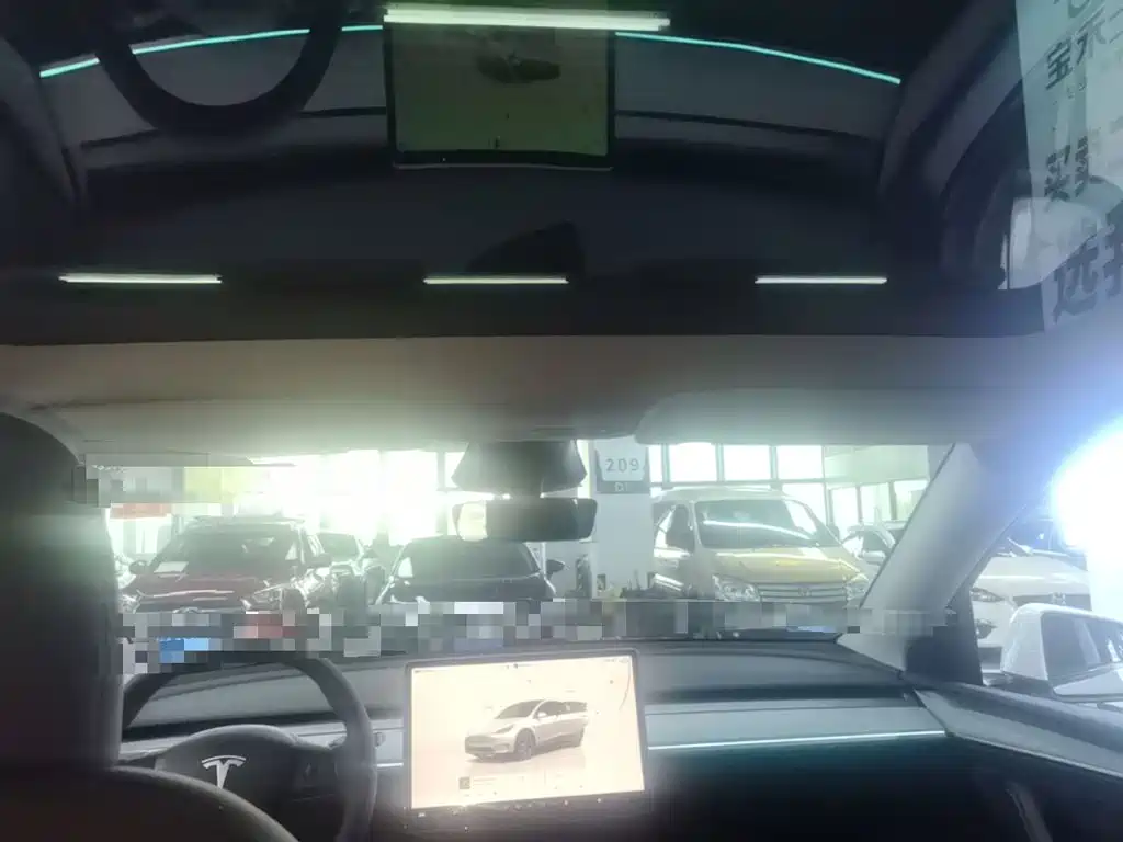 Tesla Model Y — миниатюра 18