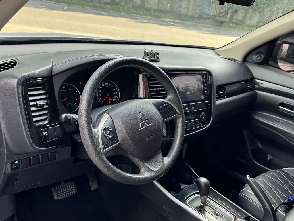 Mitsubishi Outlander — миниатюра 9