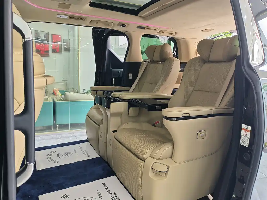 Toyota Alphard — миниатюра 6