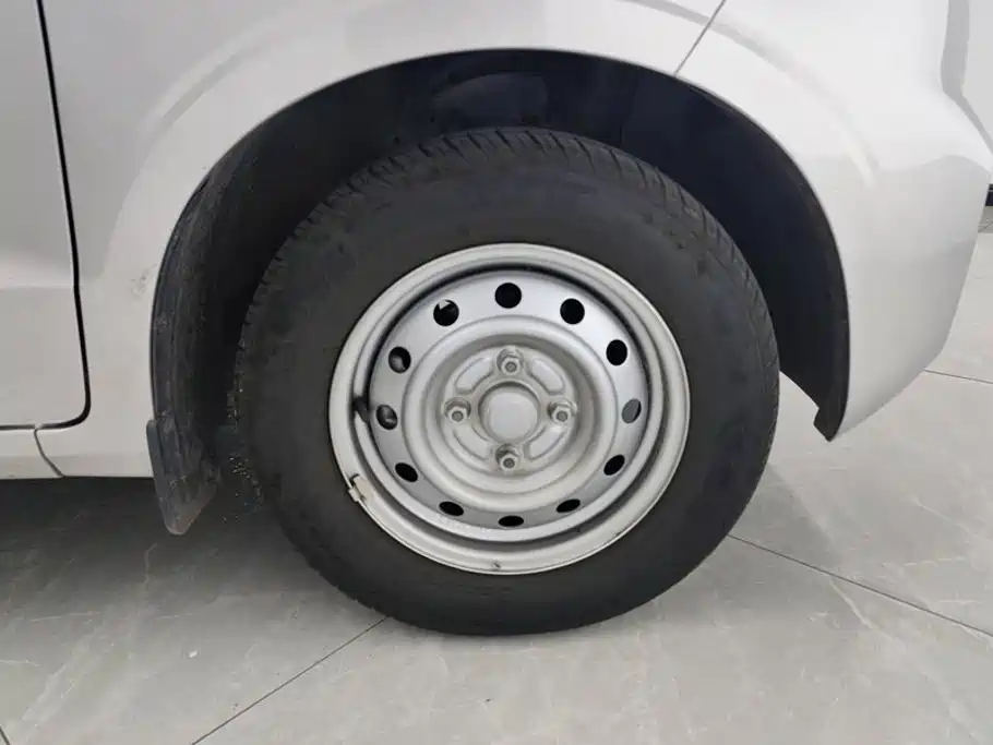 Wuling Hongguang V — миниатюра 6
