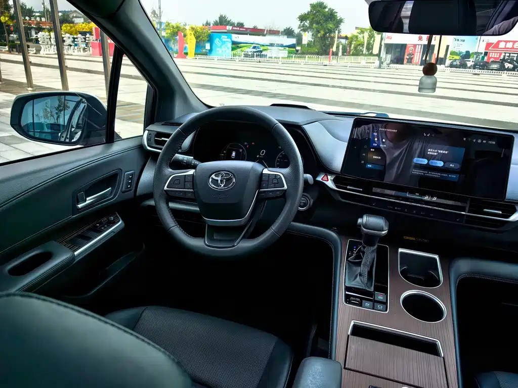 Toyota Granvia — миниатюра 18