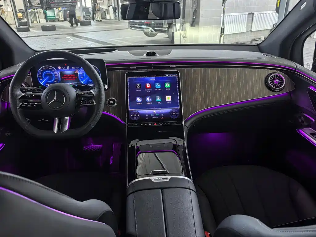 Mercedes-Benz EQE SUV — миниатюра 16