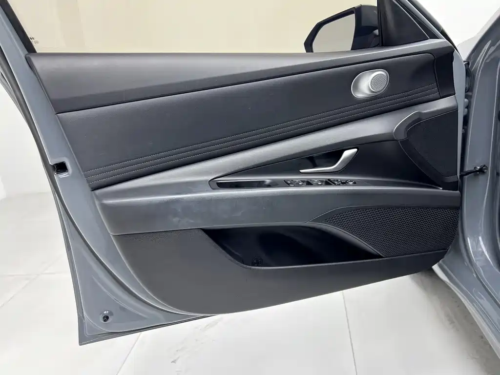 Hyundai Elantra — миниатюра 11