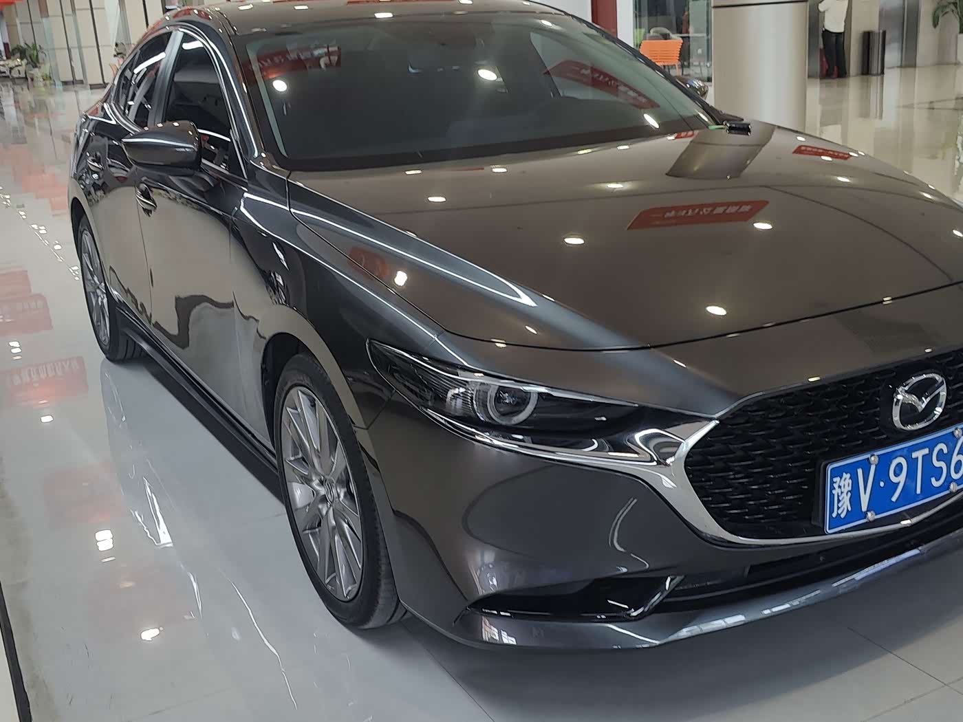Mazda Mazda3 Axela 2.0 л 2022 г. Серебристо-серый, пробег 50000 км