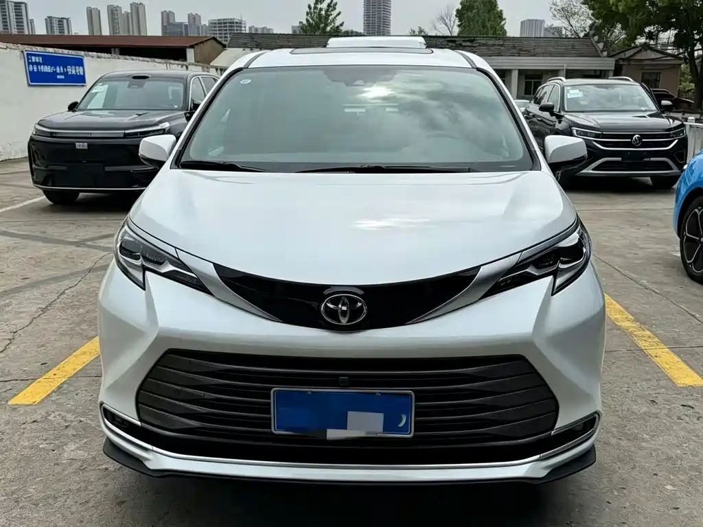 Toyota Sienna — миниатюра 2