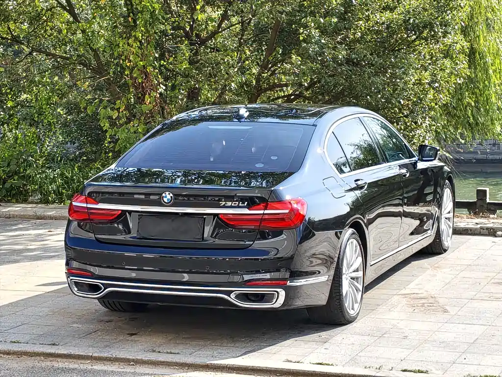 BMW 7 Series — миниатюра 19