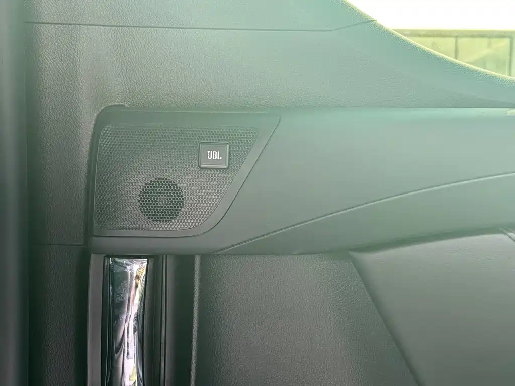 Toyota Alphard — миниатюра 16