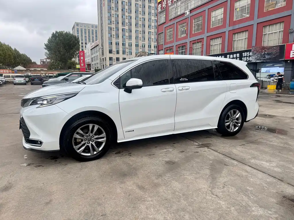 Toyota Sienna — миниатюра 3