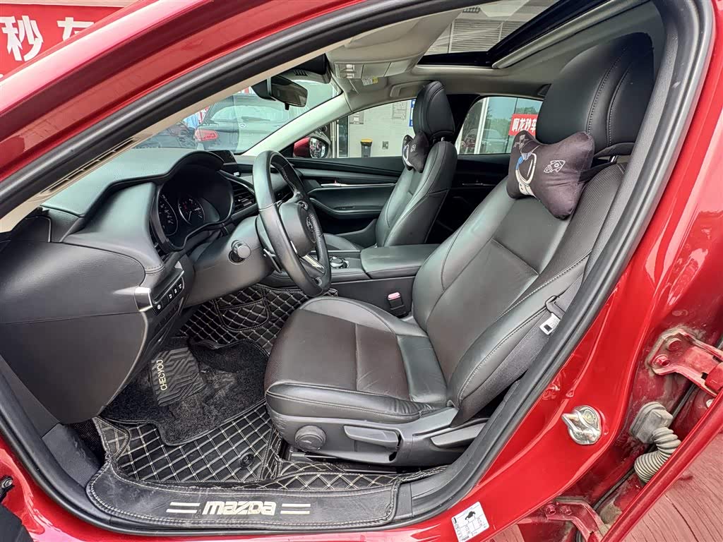 Mazda Mazda3 Axela 2.0 л 2022 г. красный/фиолетовый, пробег 48000 км