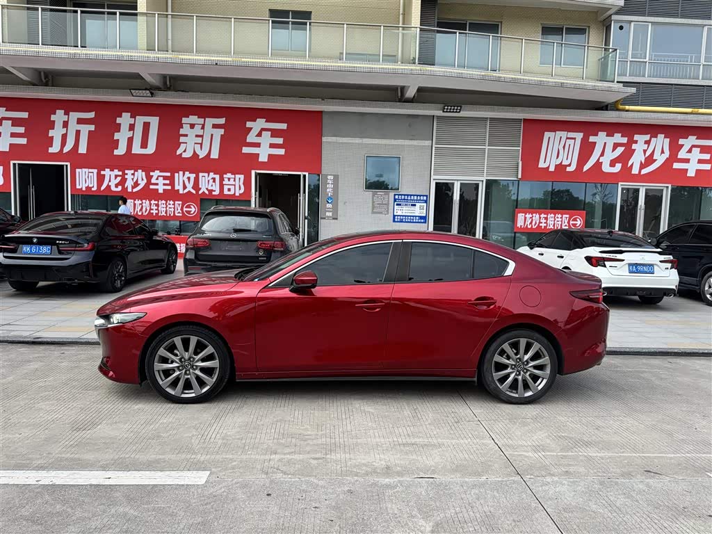 Mazda Mazda3 Axela 2.0 л 2022 г. красный/фиолетовый, пробег 48000 км