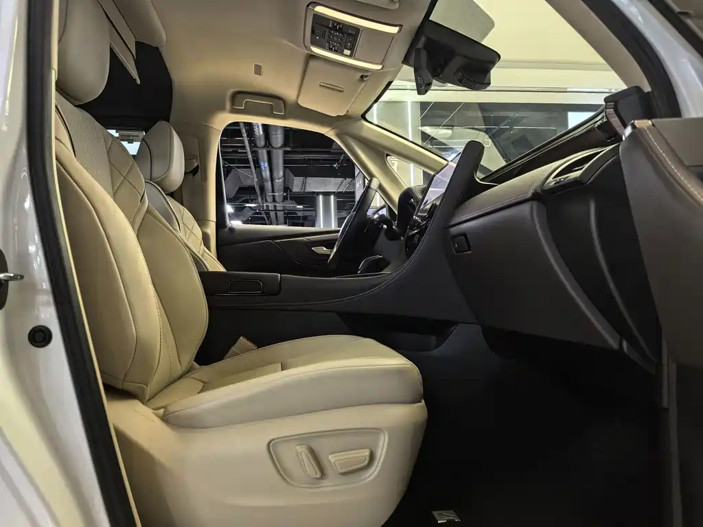 Toyota Alphard — миниатюра 12