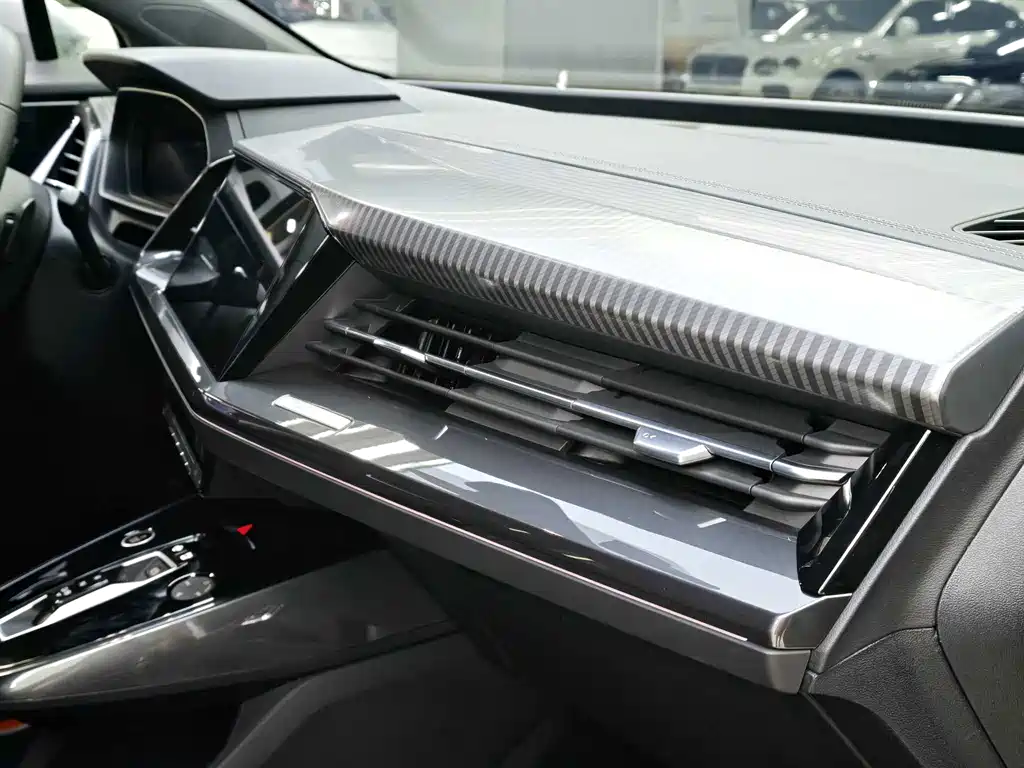 Audi Q4 e-tron — миниатюра 15