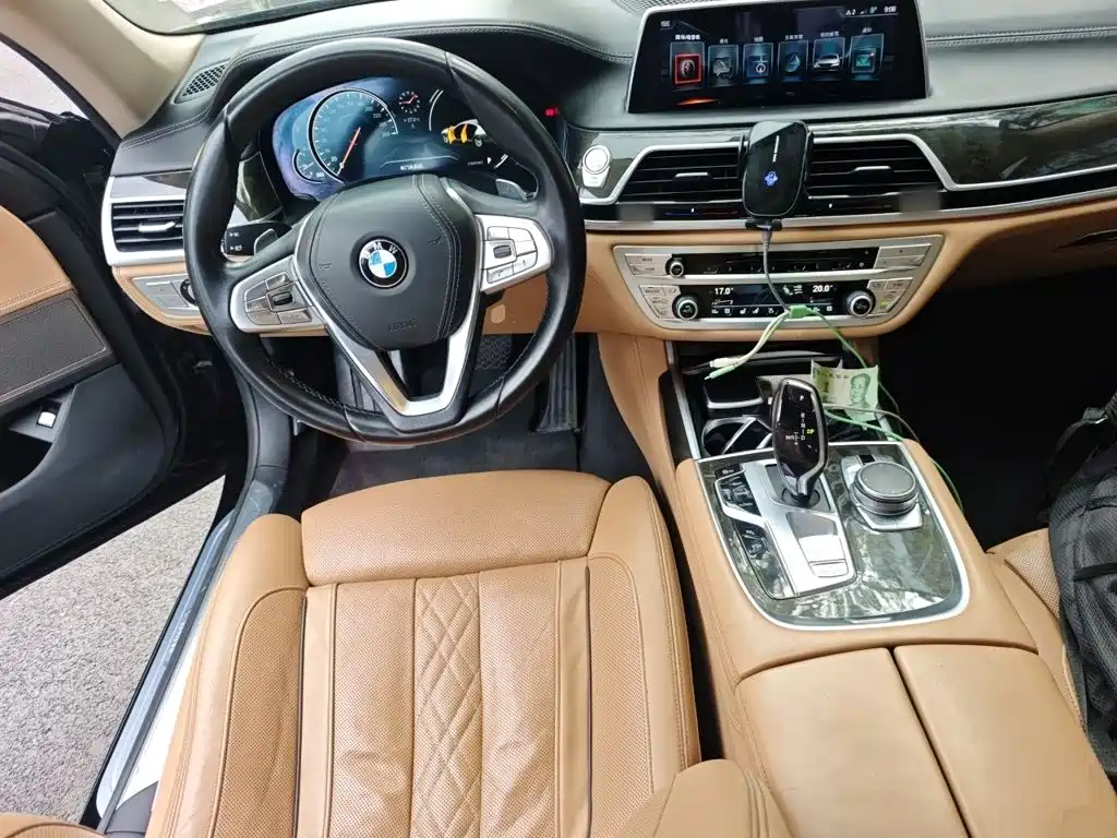 BMW 7 Series — миниатюра 11