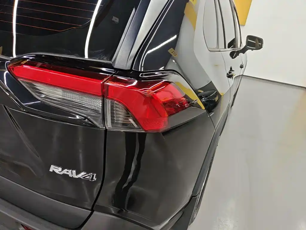 Toyota RAV4 — миниатюра 8