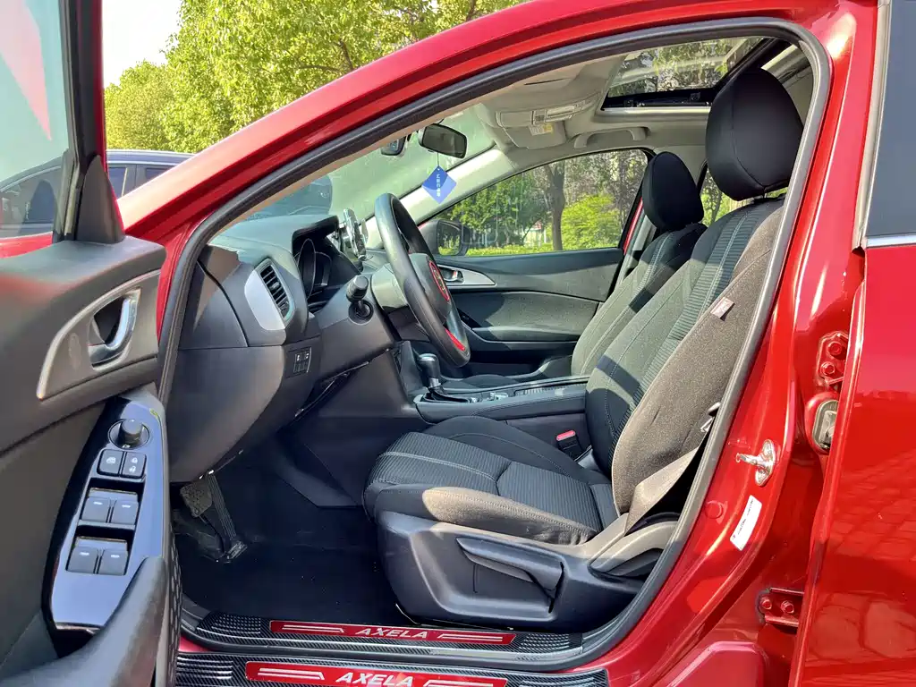 Mazda Mazda3 3 2017 1.5L AT Luxury V