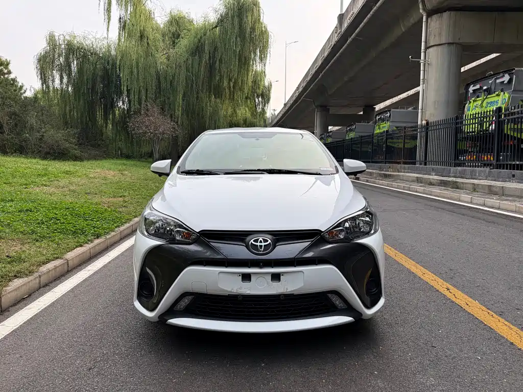 Toyota Yaris L — миниатюра 2