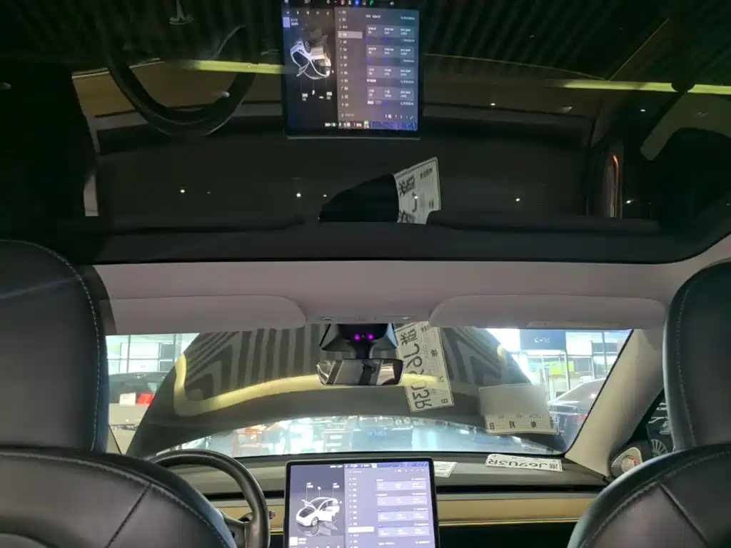 Tesla Model Y — миниатюра 18