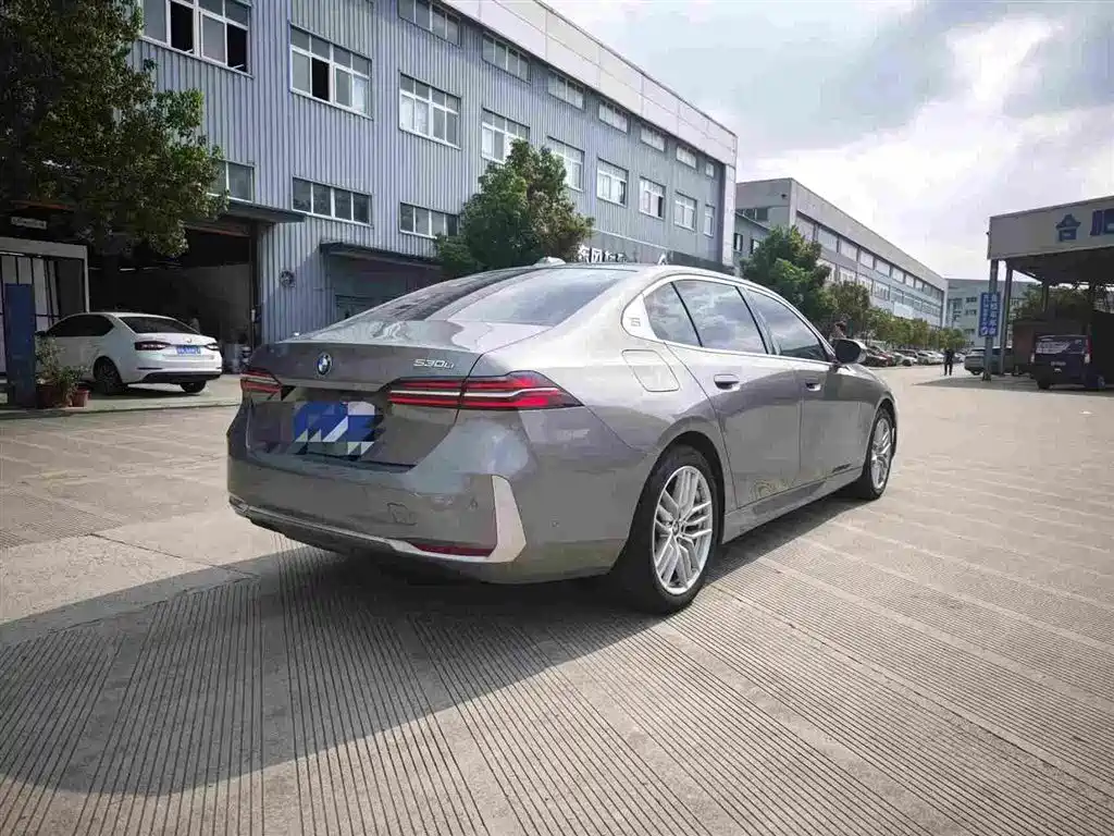BMW 5 Series — миниатюра 4