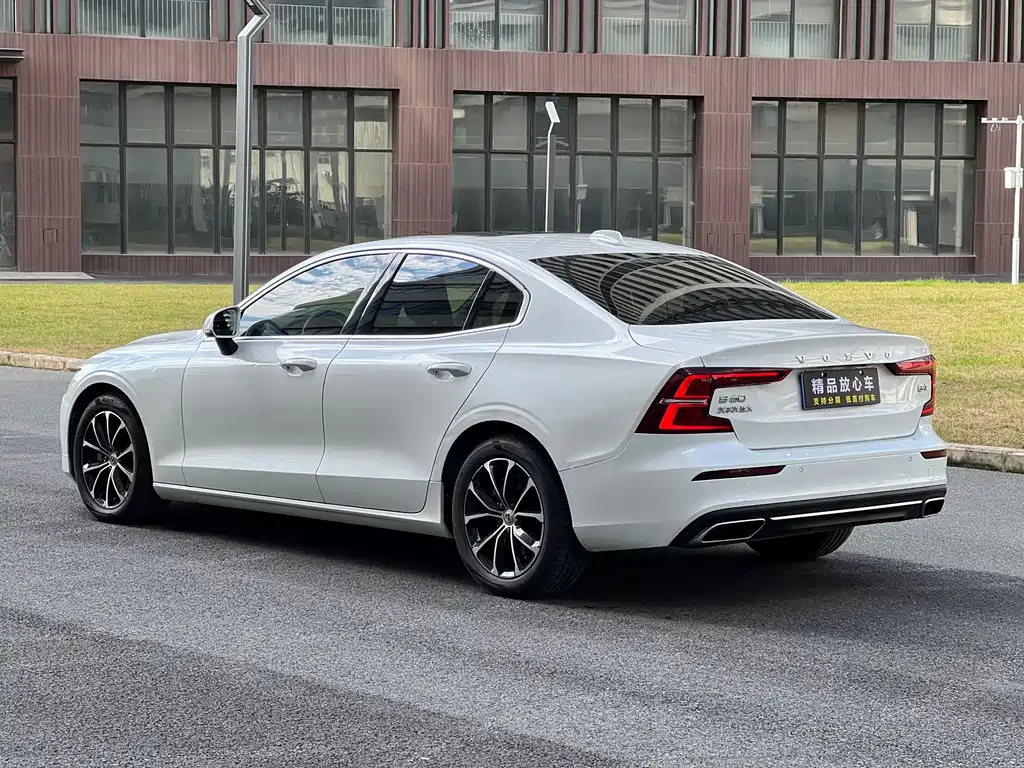 Volvo S60 2022 B4 Luxury