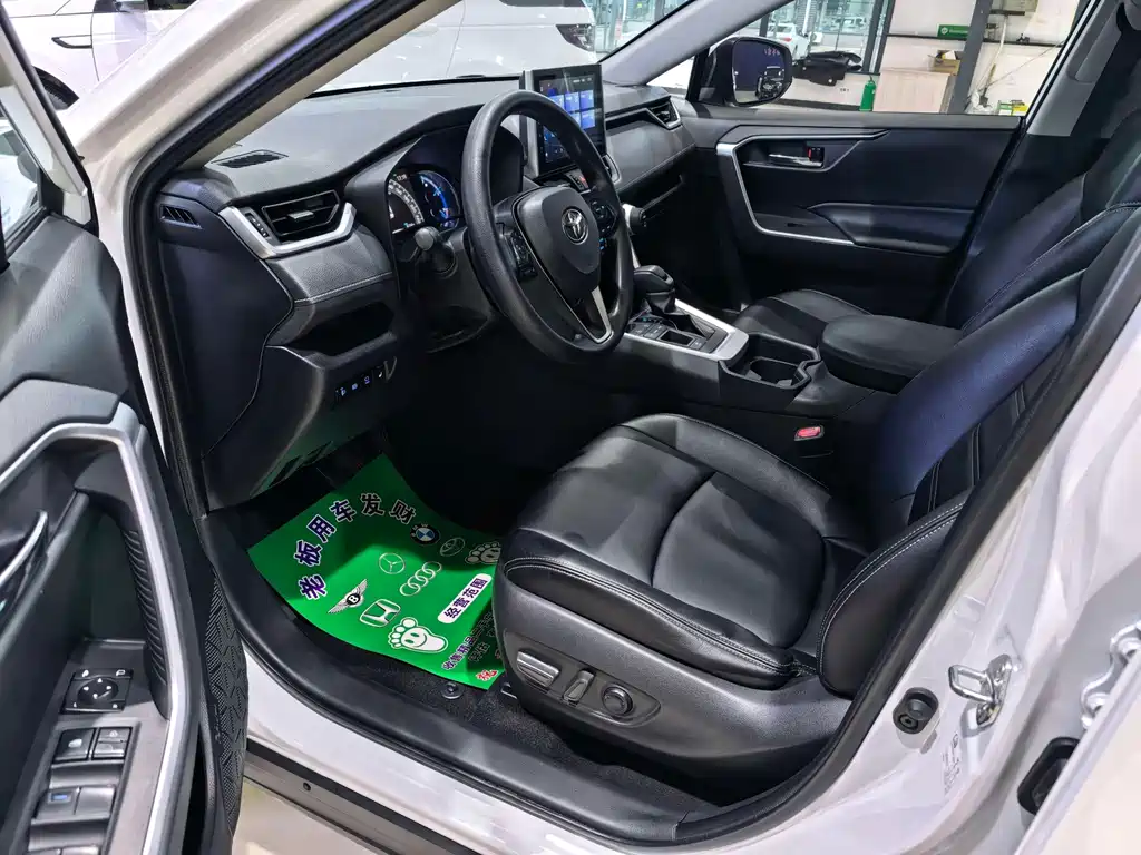 Toyota RAV4 — миниатюра 4