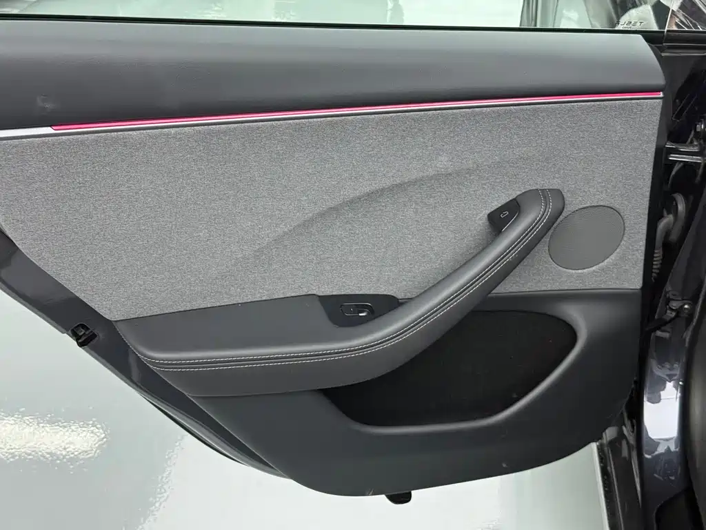 Tesla Model 3 — миниатюра 15