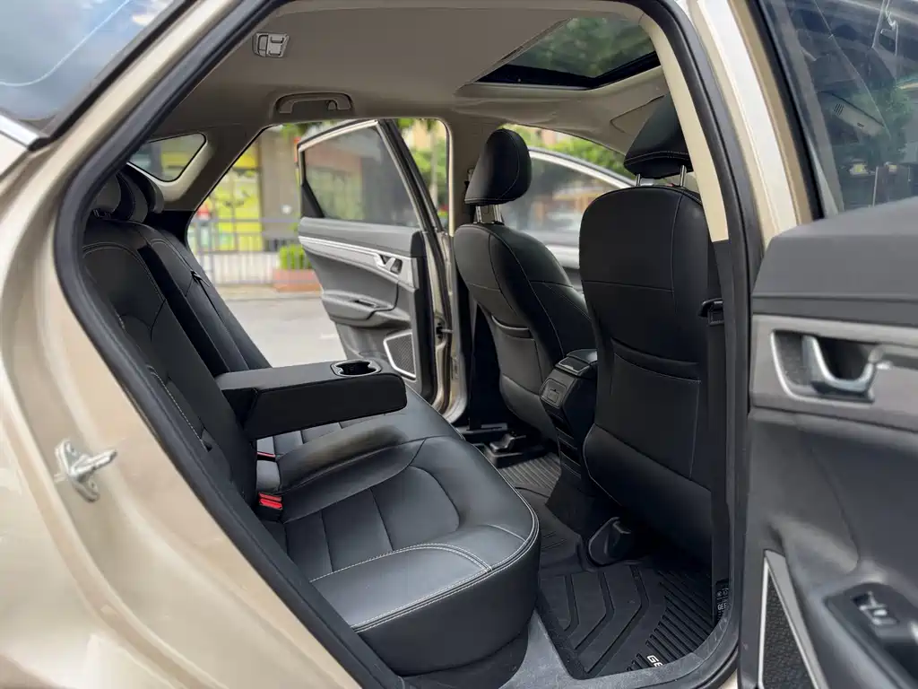 Geely Emgrand GS — миниатюра 8