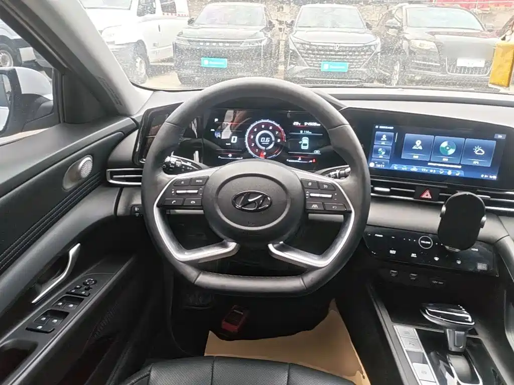 Hyundai Elantra — миниатюра 11