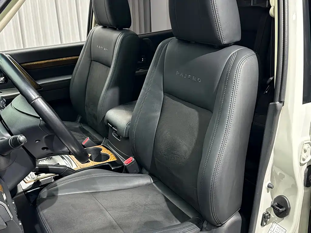 Mitsubishi Pajero (Import) — миниатюра 14