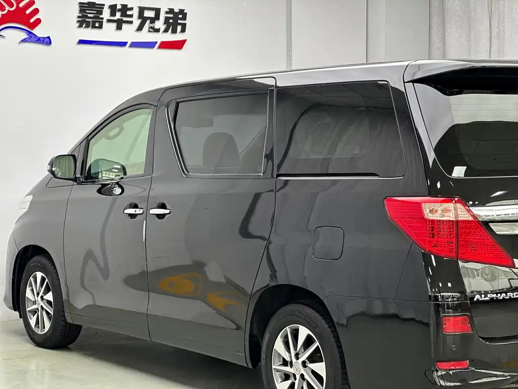 Toyota Alphard — миниатюра 12
